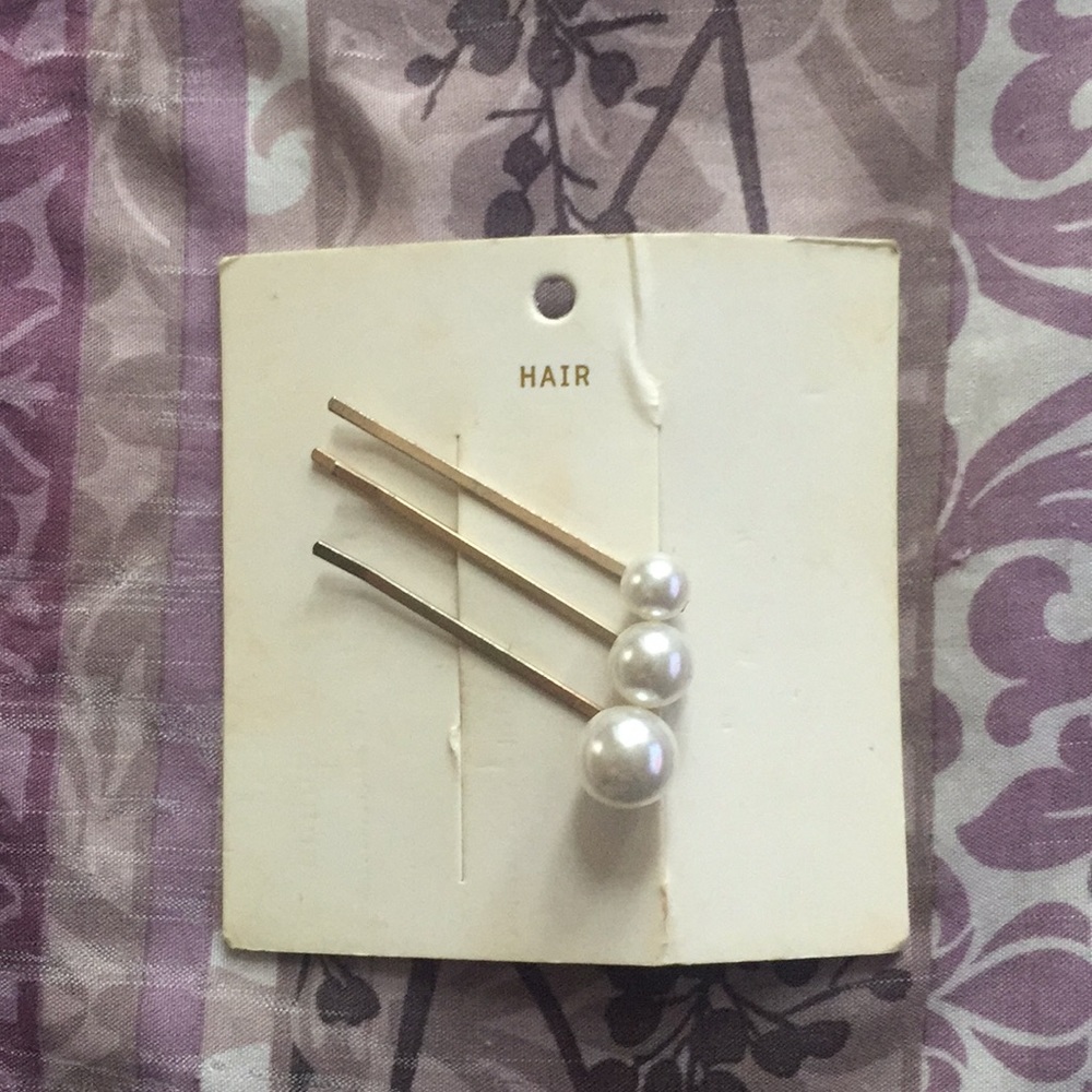 Hair pin with pearl decorations